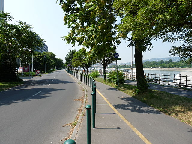 640px-bicycle_road_along_the_ujpest_quay
